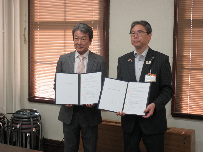 協定締結の様子